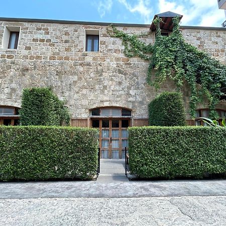 Old Town Guesthouses Батрун Экстерьер фото