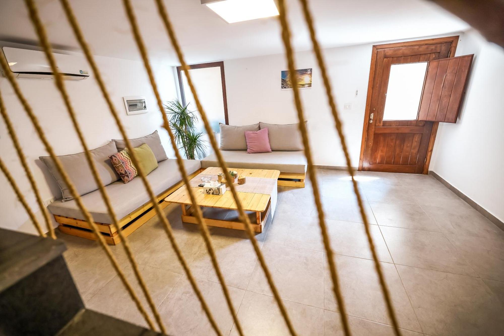 Old Town Guesthouses Батрун Экстерьер фото