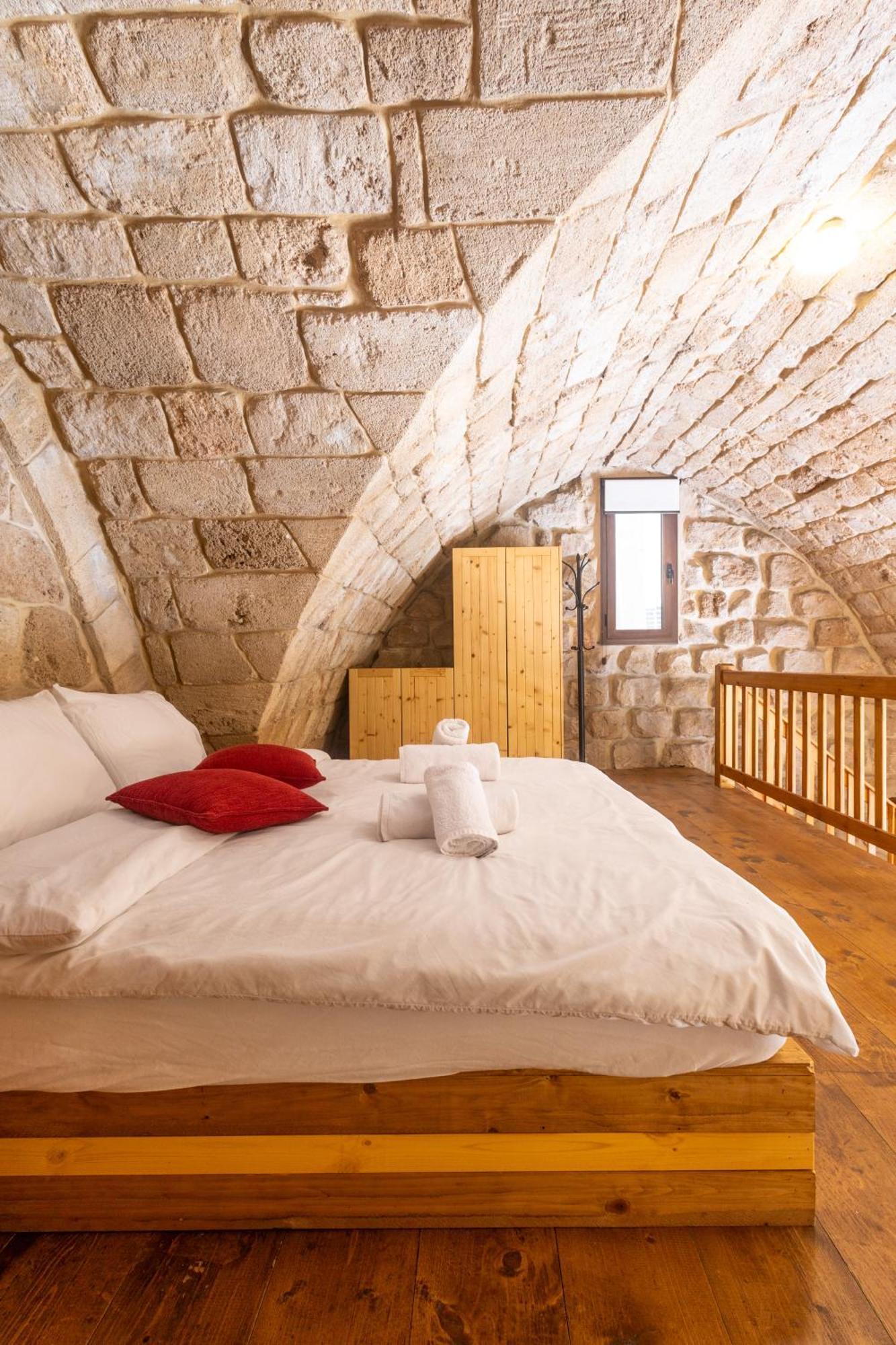 Old Town Guesthouses Батрун Экстерьер фото